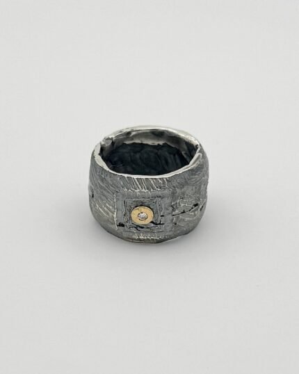 Anillo en plata oro y Diamante. Labrado Tosco